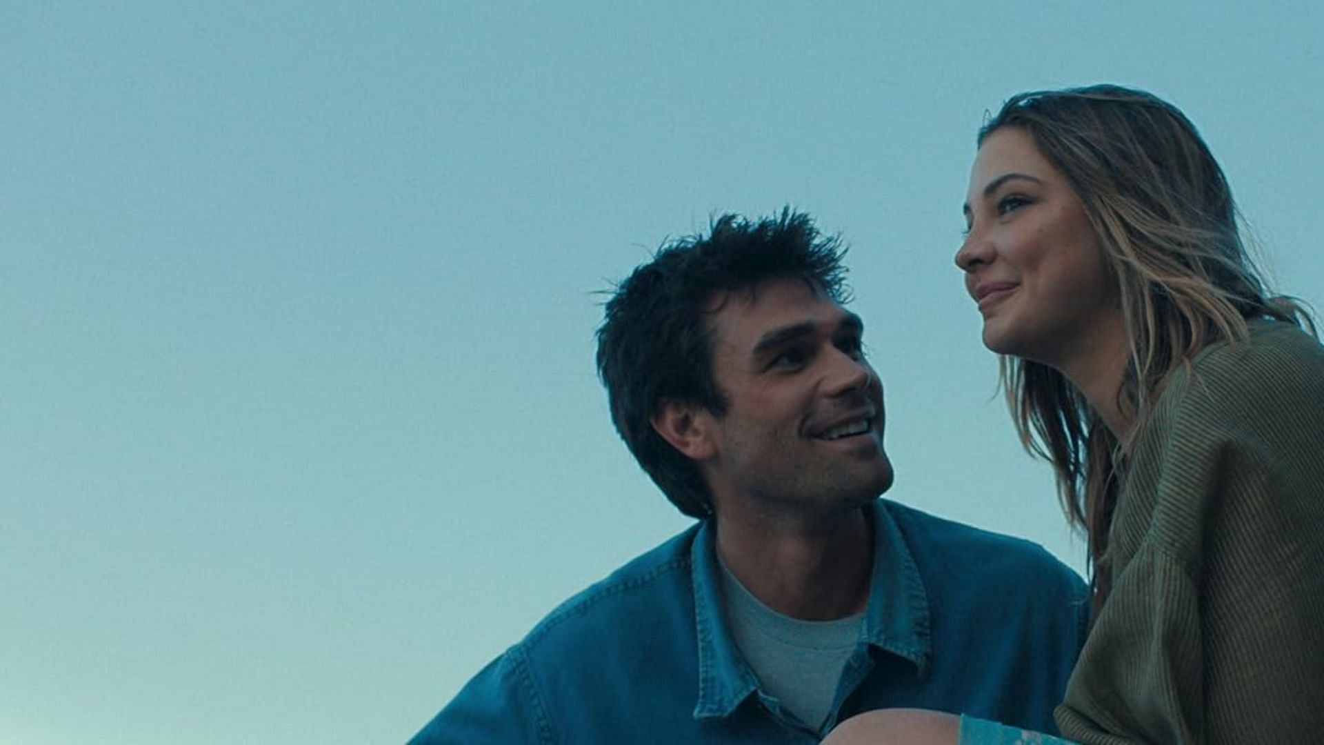 Apa and Cline in the movie (Image via Prime Video)